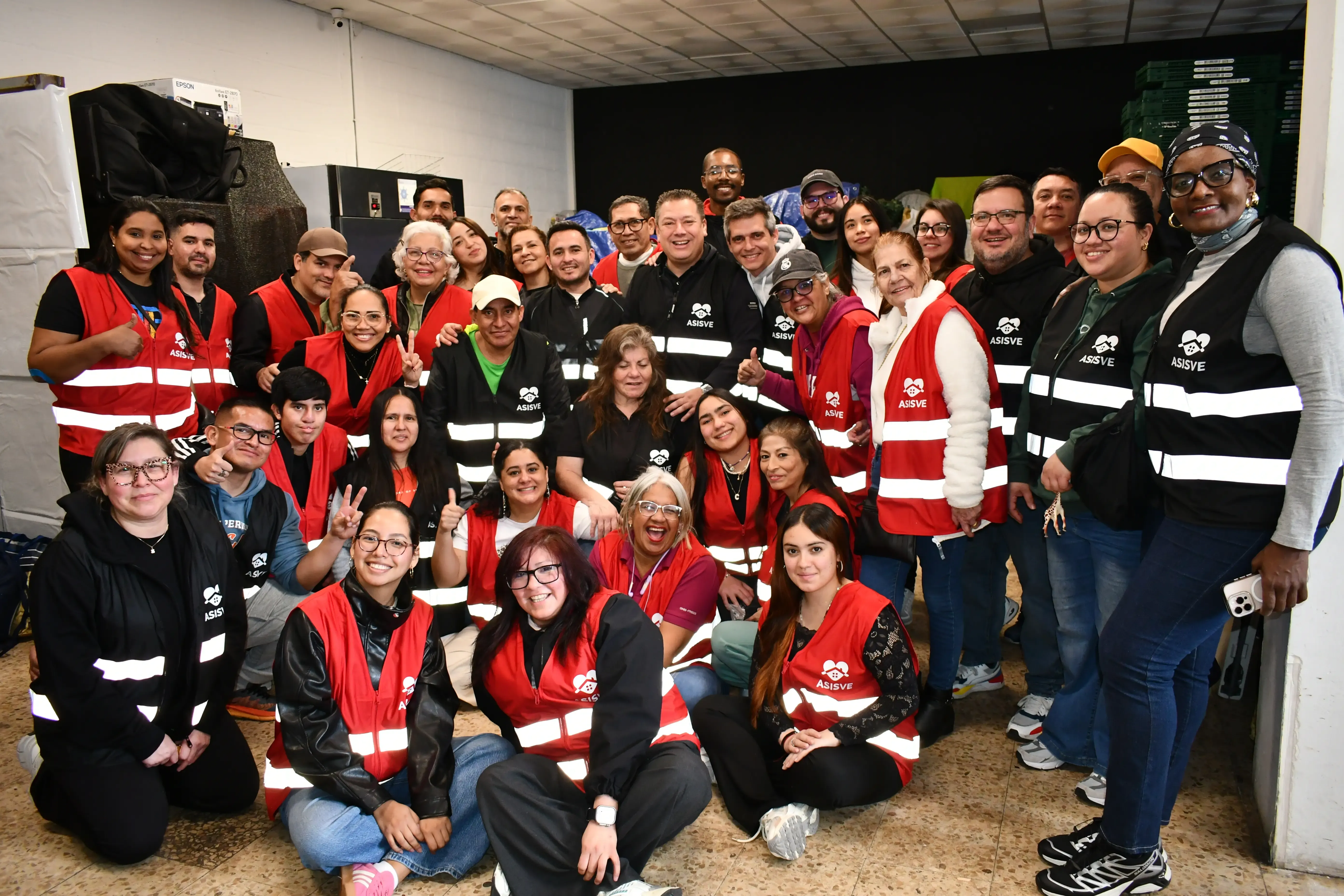 Voluntarios de ASISVE brindando ayuda humanitaria